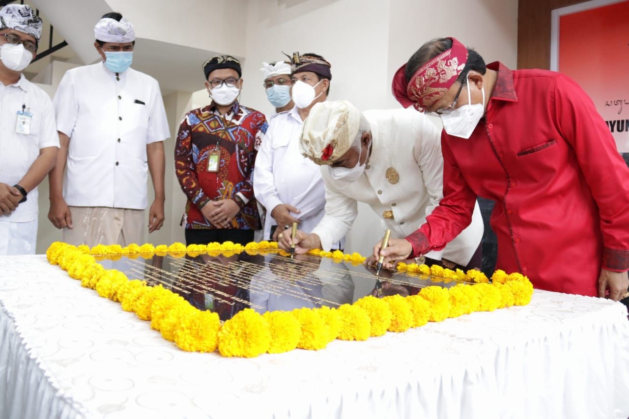 podiumnews.com-Gubernur Koster: Penguatan Desa Adat Harus Dilakukan Serius dan Niat Baik